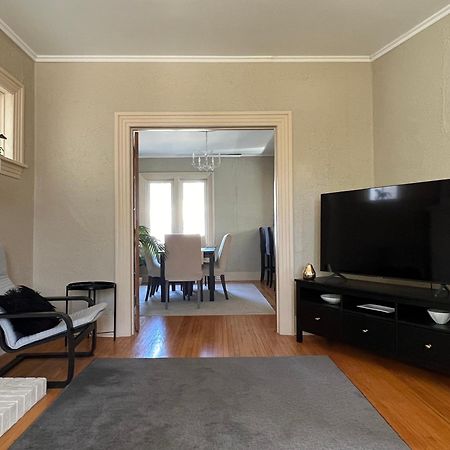 Cozy Homestay In The Master Bedroom Of A River Heights Home Winnipeg Buitenkant foto